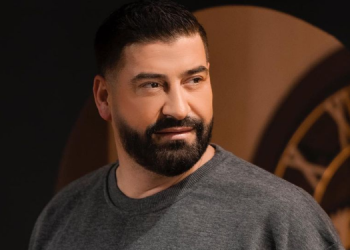 Ҫfarë po ndodh me Medën?! Del video virale / qan dhe thyen gota ne restorant