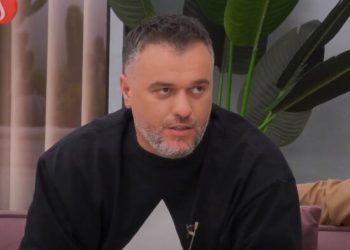 Publikohet video se si Buci i “kallte” dasmat si këngëtar