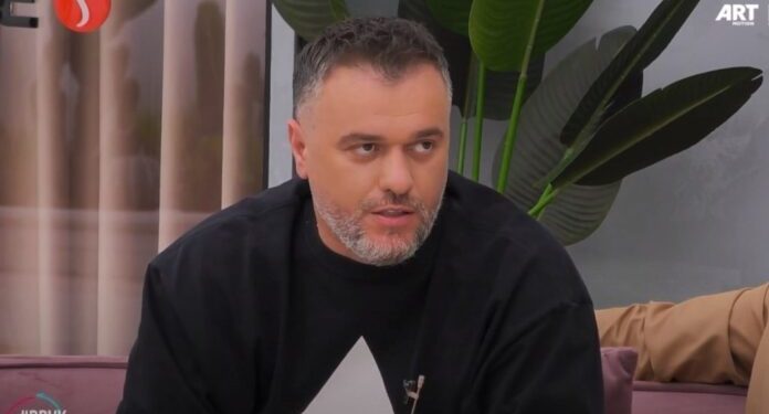 Publikohet video se si Buci i “kallte” dasmat si këngëtar