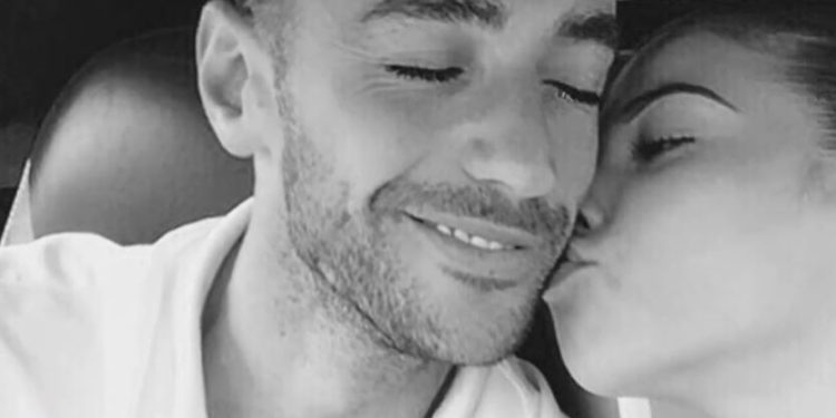 Stresi s’do të mund t’i mbajë lotët nga zemra e thyer, ish e dashura e tij, Kejsi njofton se është fejuar