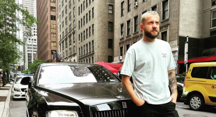 Luizi pozon pranë makinës luksoze, Kiara i bën komentin epik