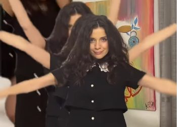 Teksa Diola vallëzon si e ‘çmendur’ , vajza e saj e vogël ia fik televizionin nga ‘turpi’ (VIDEO)