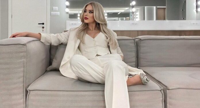 Si rrallë herë moderatorja Fjoralba Ponari sjell foto në krahët e partnerit