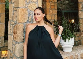 Xhensila super-seksi pas lindjes së dytё, por paska zbuluar gjoksin më shumë se që duhet