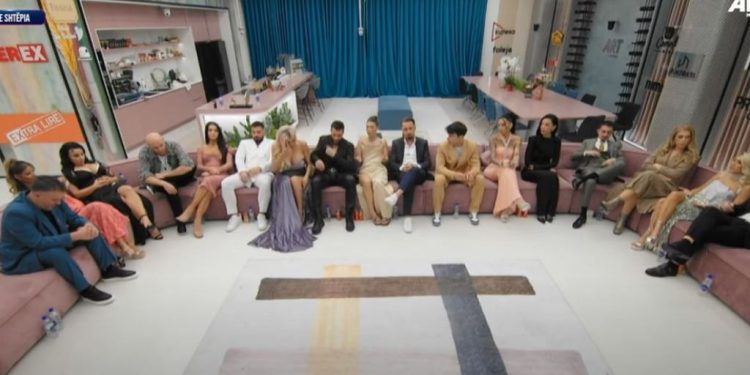 Hyn brenda shtëpisë tre banorët e ri, si u pritën nga banorët tjerë?