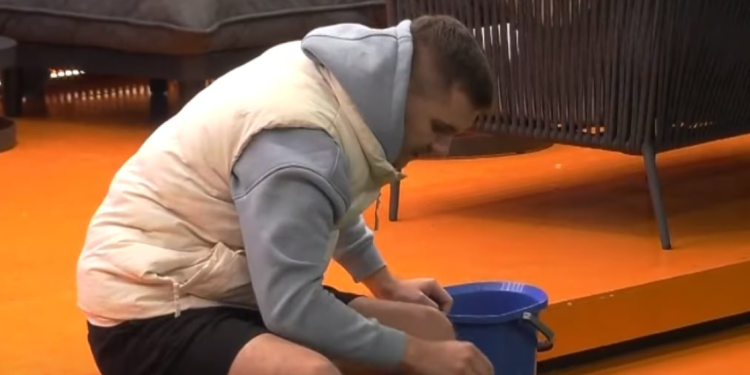 Habit Adri, i depilon këmbët në sy të të gjithë banorëve