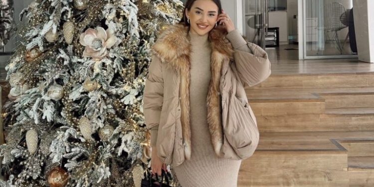 Kiaren nuk e ndalon shtatzania ta vesh edhe këtë fustan