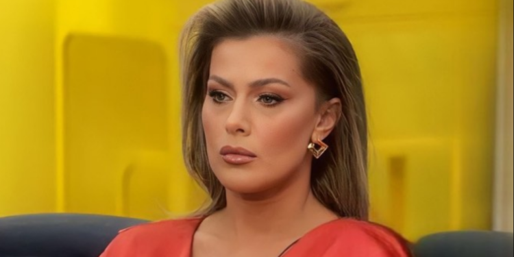 Olta Gixhari s’do t’ia di se është grua e martuar, ekspozon gjoksin pa pikë turpi