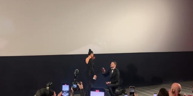 Donald i propozon fejesë Borës gjatë premierës së filmit