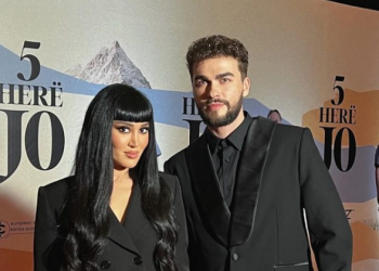 Konfirmon lidhjen e re të dashurisë? Dorë për dore me këngëtarin e njohur, ish-banorja e ‘BBV’ bën ‘lëmsh’ rrjetin me foton e fundit