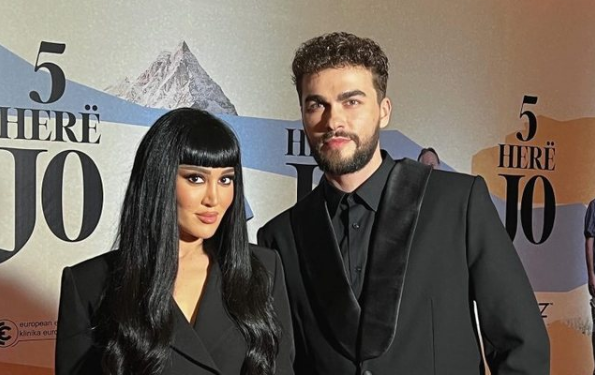 Konfirmon lidhjen e re të dashurisë? Dorë për dore me këngëtarin e njohur, ish-banorja e ‘BBV’ bën ‘lëmsh’ rrjetin me foton e fundit