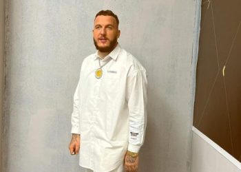 Mozzik komfirmon lidhjen, publikon foto nga shtrati me të