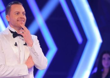 Shikoni çfarë bën gruaja e Ledionit në prapaskenë derisa ai moderon Prime-n e Big Brother Vip Albania