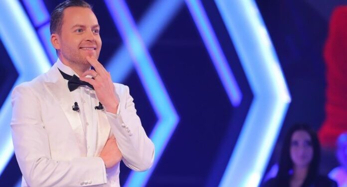 Shikoni çfarë bën gruaja e Ledionit në prapaskenë derisa ai moderon Prime-n e Big Brother Vip Albania