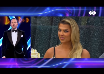 Rike Roci yll! Njihuni pak me motrёn e nёnёn e saj