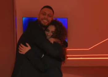 Mirdoni takohet me tё dashurёn e tij jashtё shtёpisё. Kjo foto e tyre bashke do ju ‘shkrijё’ (FOTO)