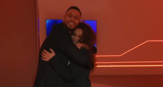 Mirdoni takohet me tё dashurёn e tij jashtё shtёpisё. Kjo foto e tyre bashke do ju ‘shkrijё’ (FOTO)