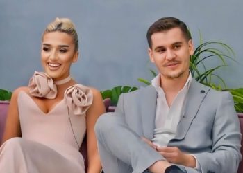 Pas daljes nga Big-u, çifti shijojnë nga një kafe me këta persona