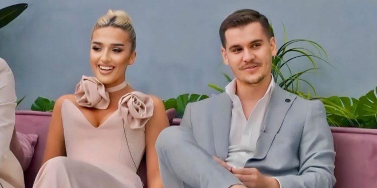 Pas daljes nga Big-u, çifti shijojnë nga një kafe me këta persona