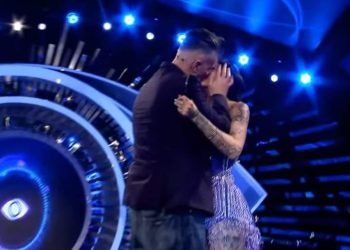 Nuk përmbahet Bledi e puth në buzë Albyn, porsa vjen në skenë pas eliminimit