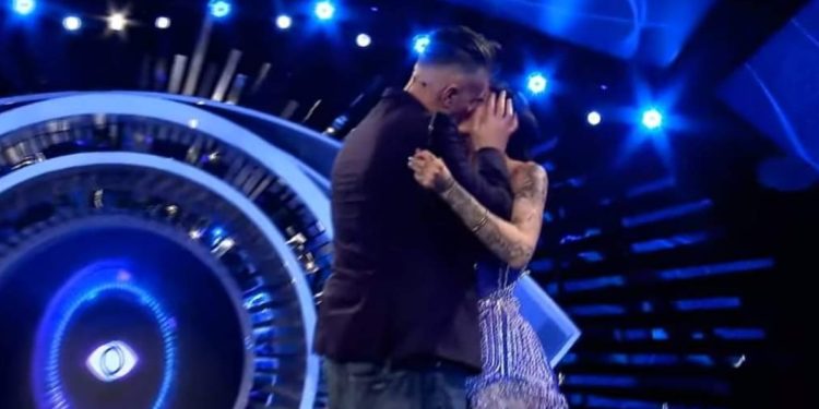 Nuk përmbahet Bledi e puth në buzë Albyn, porsa vjen në skenë pas eliminimit