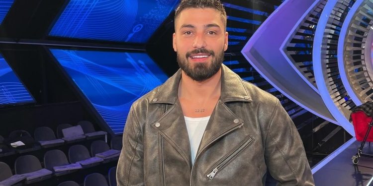 Azemi shfaqet në shoqëri të këngëtares së njohur kosovare