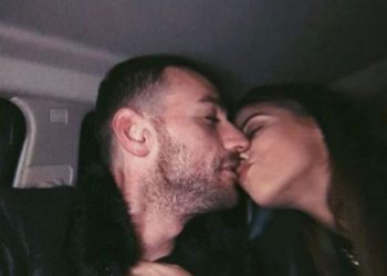 Kejsi i Stresit ia qet flakën rrjetit, provokon rëndë me poza të zjarrta nga shtrati