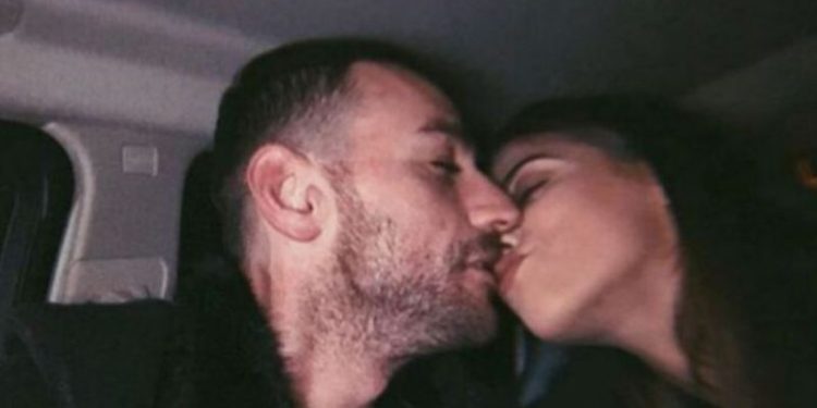 Kejsi i Stresit ia qet flakën rrjetit, provokon rëndë me poza të zjarrta nga shtrati