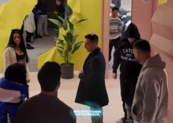 Të tjerët u mërzitën , e dy prej tyre e përcollën me muzikë Ganinë nga oborri i shtëpisë / Ja për kë bëhet fjalë