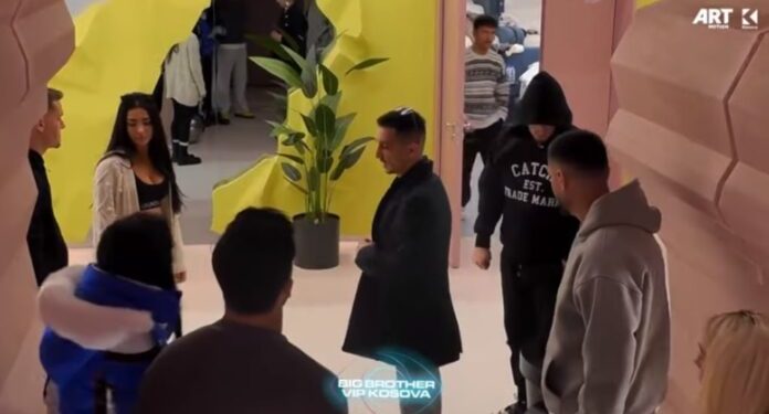 Të tjerët u mërzitën , e dy prej tyre e përcollën me muzikë Ganinë nga oborri i shtëpisë / Ja për kë bëhet fjalë