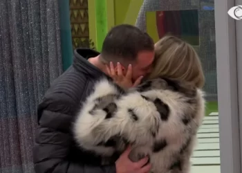 Nga Rikja, Romeo kalon tek Vesa Smolica, përqafim dhe puthje mes tyre