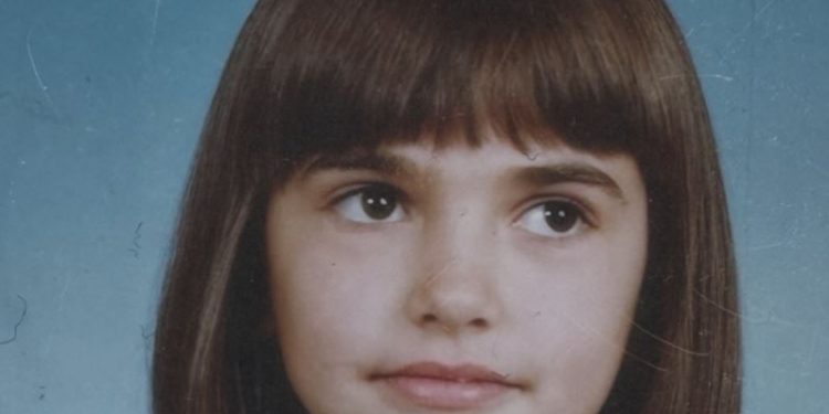 Kjo vajzë bukuroshe sot është prezantuese e famshme kosovare