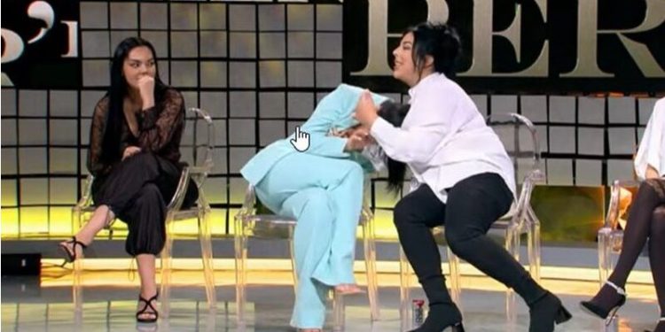 E pazakontë/ Konkurentja e “Për’puthen” bëhet “tapë” në studio (Video)