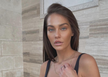 Gresa e “kallë” rrjetin, pozon plotësisht nudo (FOTO +18)