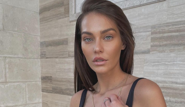 Gresa e “kallë” rrjetin, pozon plotësisht nudo (FOTO +18)