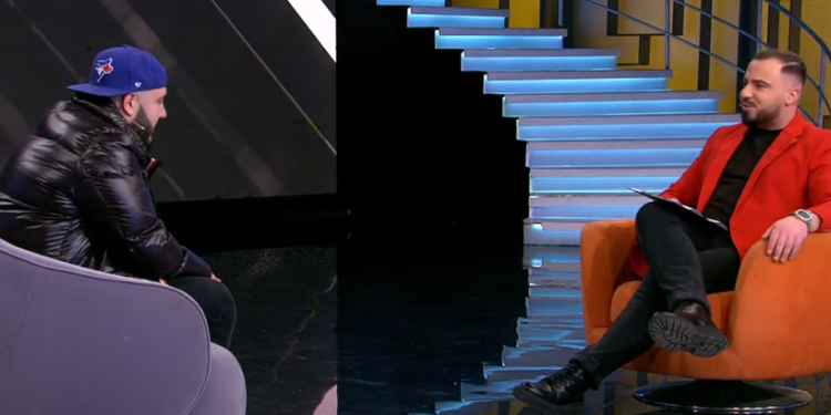 Mësoi që ka një fëmijë jashtë martese, reperi përballet me ish të dashurën live në studio