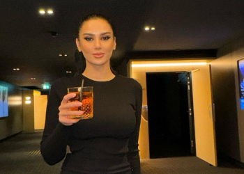 Kështu reagon Bora pasi i doli gjoksi në fushë