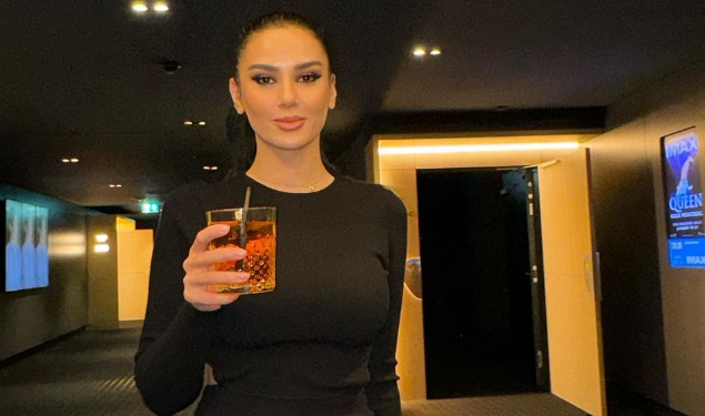 Kështu reagon Bora pasi i doli gjoksi në fushë