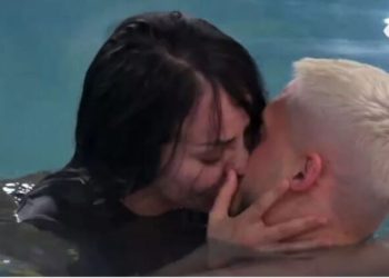 VIDEO/ Sara dhe Bardhi, momente intime në mes të natës në pishinë