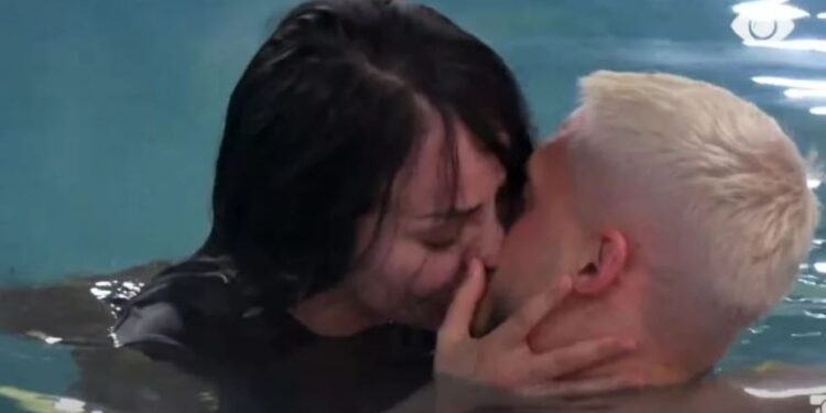 VIDEO/ Sara dhe Bardhi, momente intime në mes të natës në pishinë