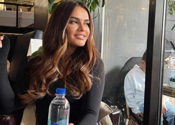 Pa jelek dhe me fustan të ngushtë, Ariana tregon trupin e saj si ‘peshk’