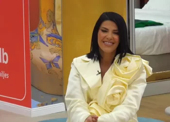 Fansat e Ledjonës mblidhen pranë shtëpisë së BBV – ja çfarë thonë !