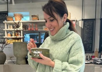 E njihni të gjithë, a e keni ditur kush i’a përgatit tortat Arbanës për restorantin e saj?