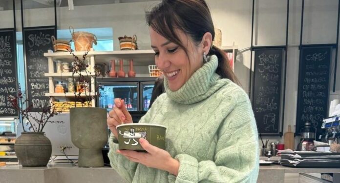 E njihni të gjithë, a e keni ditur kush i’a përgatit tortat Arbanës për restorantin e saj?