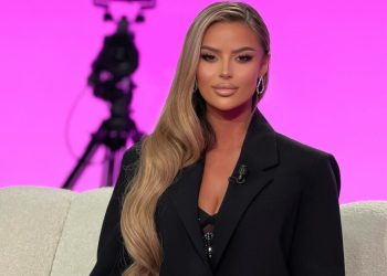 I bëri pyetjen në lidhje me Bucin, Santiana i kthehet ashpër gazetares (Video virale)