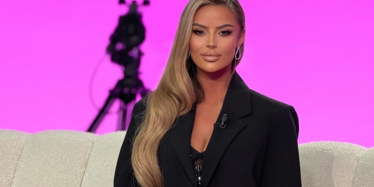 I bëri pyetjen në lidhje me Bucin, Santiana i kthehet ashpër gazetares (Video virale)