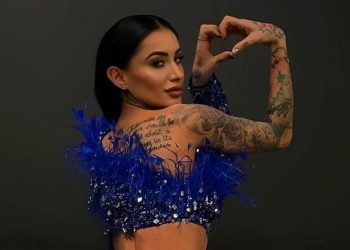 Alby shfaqet e veshur me fustna provokuese, ekspzon kaq shumë trupin e saj