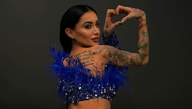 Alby shfaqet e veshur me fustna provokuese, ekspzon kaq shumë trupin e saj