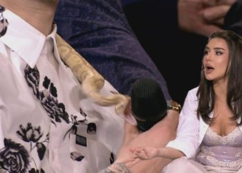 E frikshme/ Gjarpri sulmon konkurrentin e ‘Përputhen’ në mes të emisionit