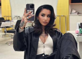 Alby bën gjestin e ulët në publik!